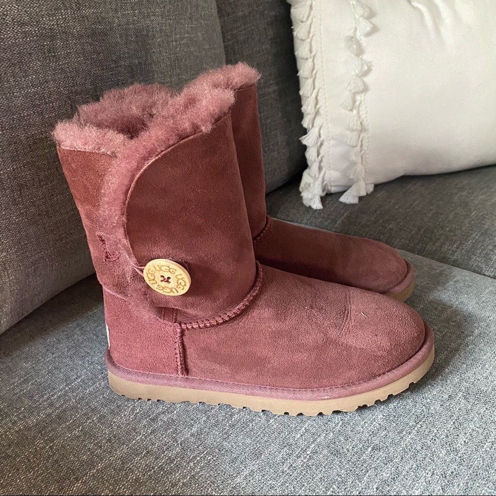 UGG Bailey Button Size 5